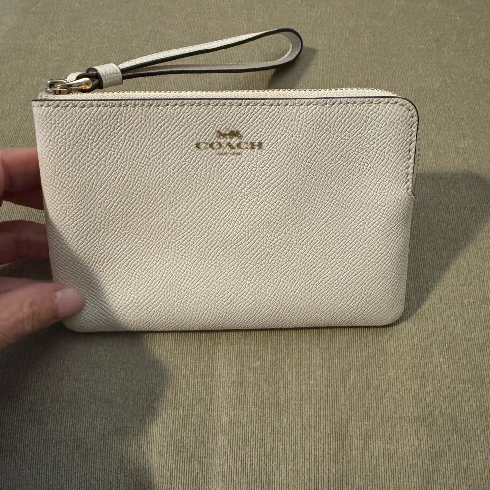 Like embossed leather New Coach Wristlet white/cream